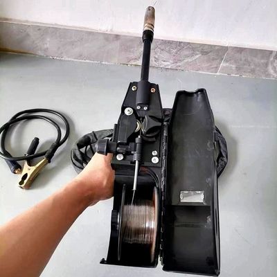 Saldatura ad arco con inverter IGBT MIG228 e velocità di alimentazione del filo senza gas di 10 m/min